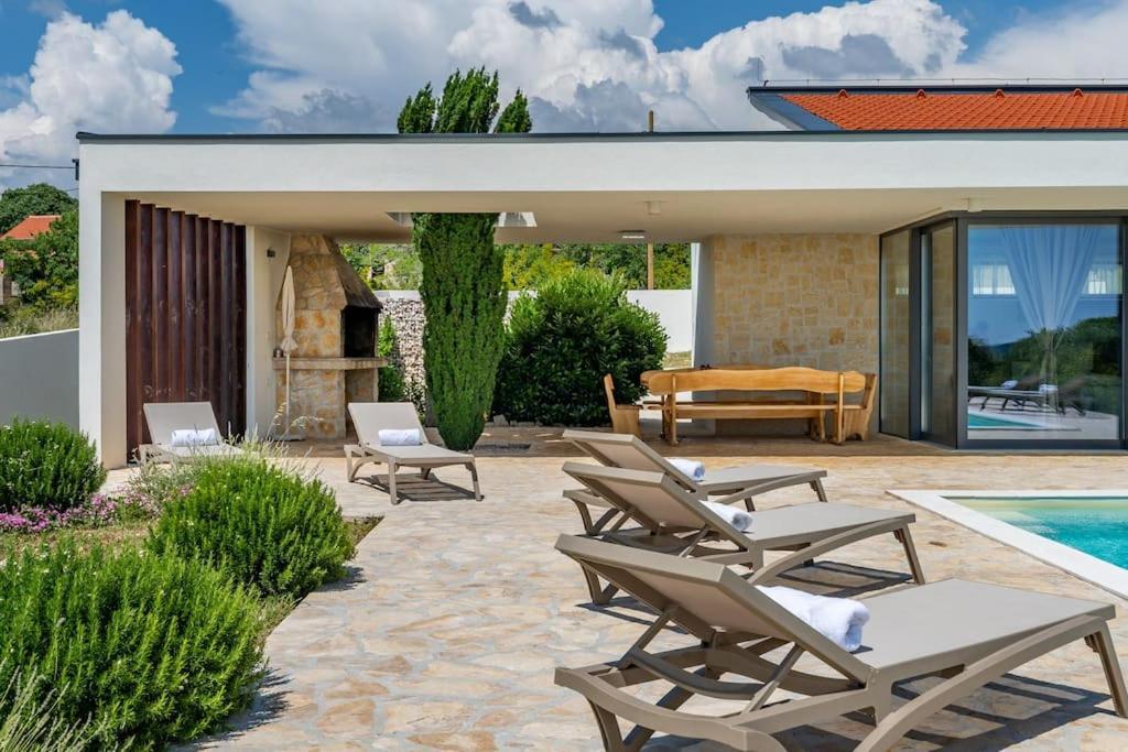 Villa T, Spacious With Heated Pool, Hot Tub & Sauna Rastevic Exterior foto