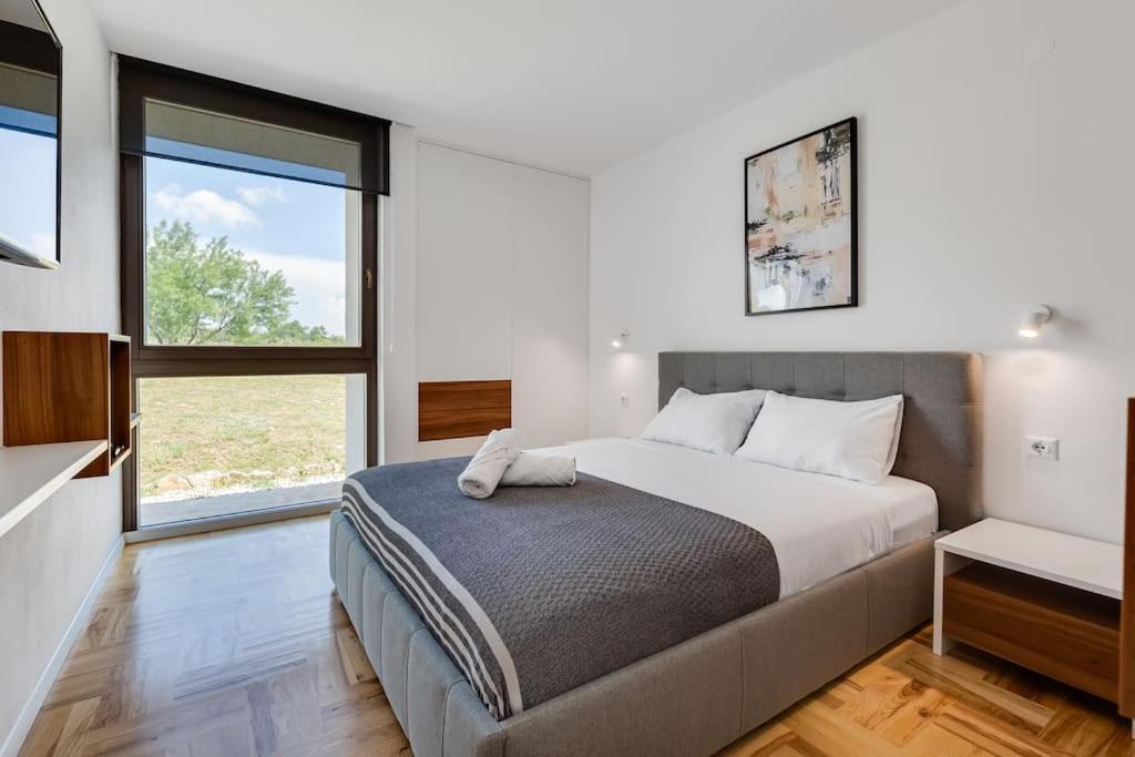 Villa T, Spacious With Heated Pool, Hot Tub & Sauna Rastevic Exterior foto