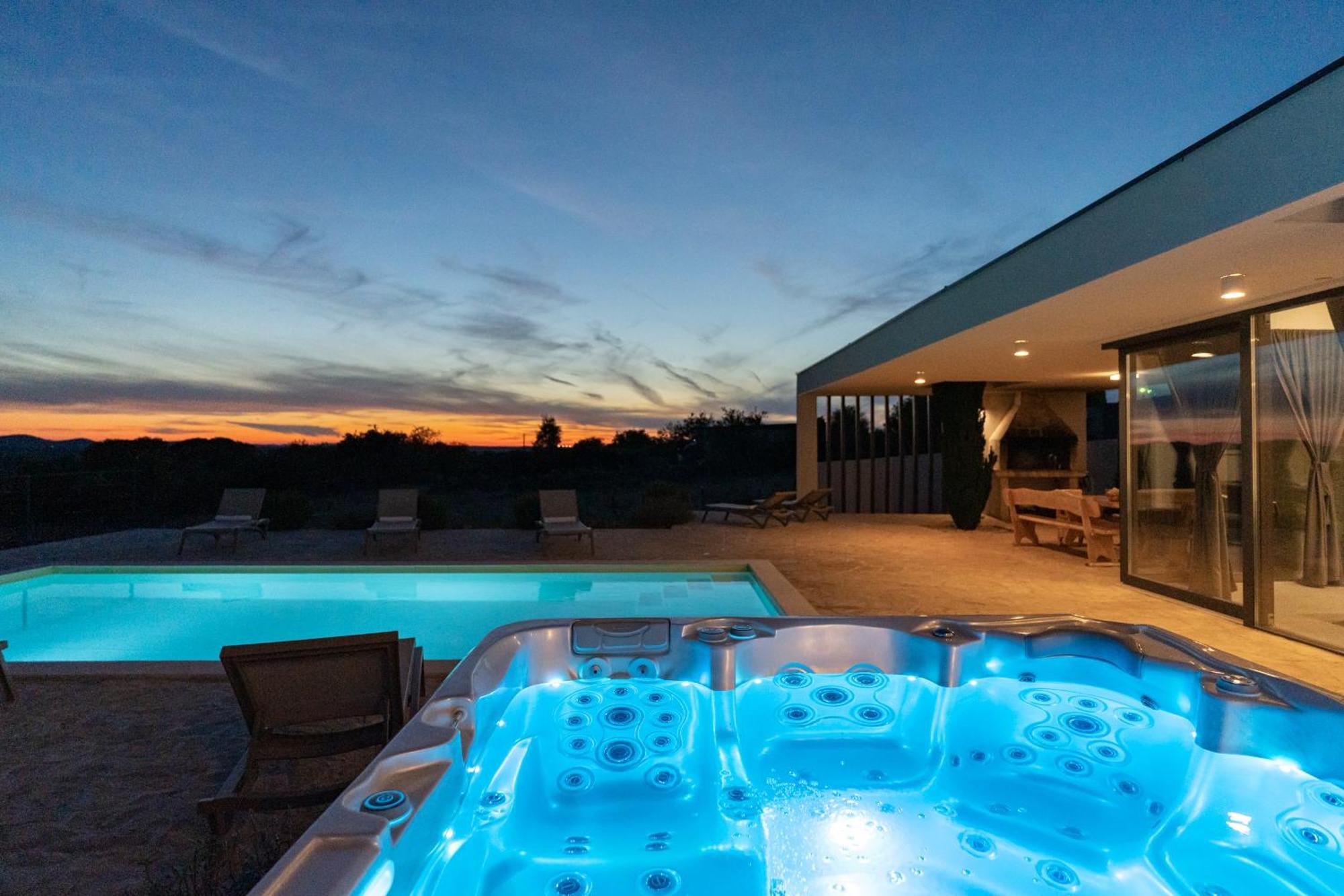 Villa T, Spacious With Heated Pool, Hot Tub & Sauna Rastevic Exterior foto