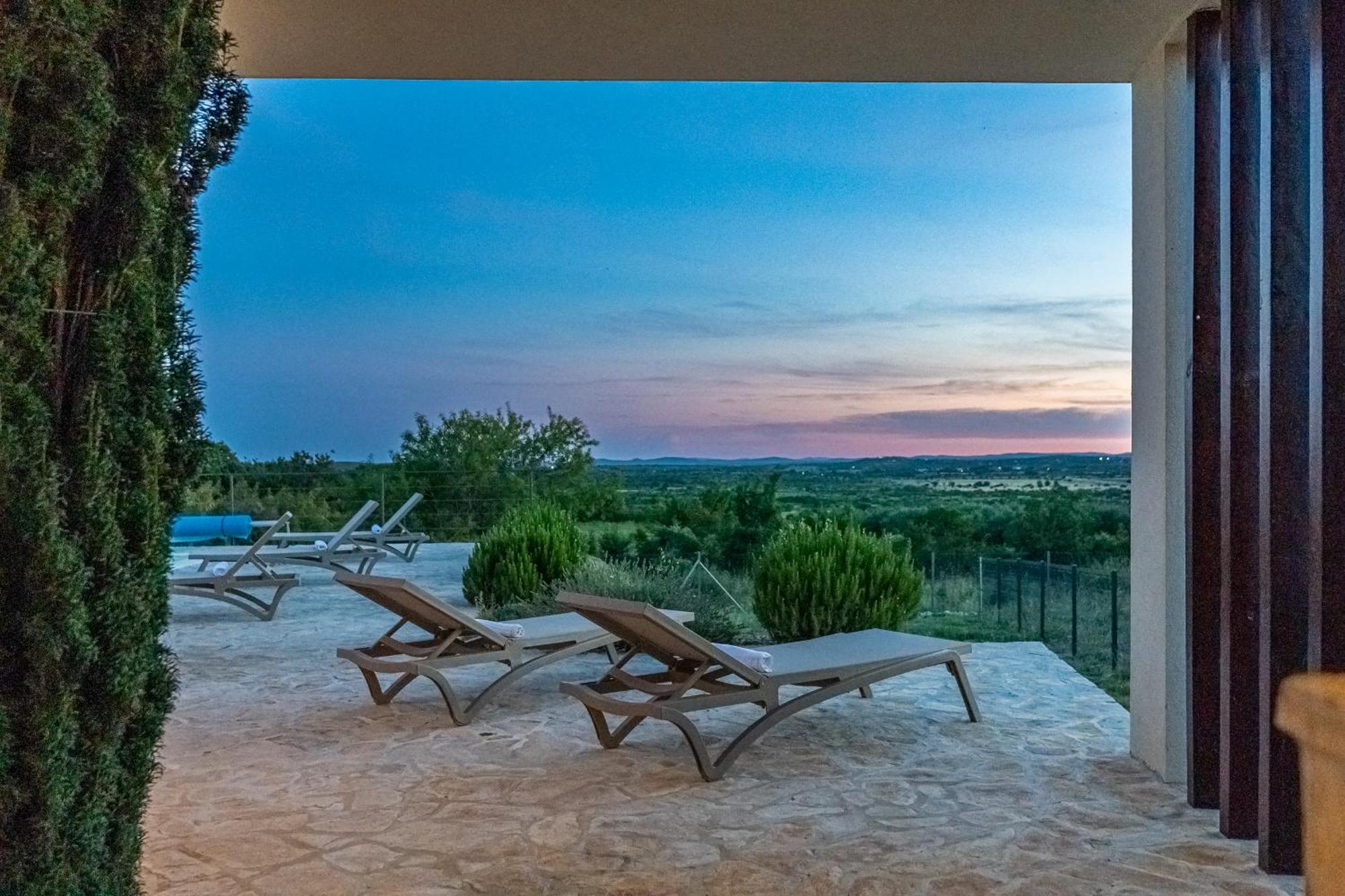 Villa T, Spacious With Heated Pool, Hot Tub & Sauna Rastevic Exterior foto
